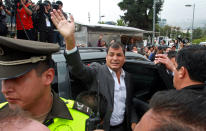 El presidente de Ecuador, Rafael Correa, que aspira a la reelección, saluda a sus seguidores luego de votar en Quito, Ecuador, este 17 de febrero de 2013. AP Photo/Martin Jaramillo