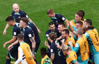 Foto del sábado del futbolista de Australia Mitchell Duke celebrando con sus compañeros tras marcar ante Túnez