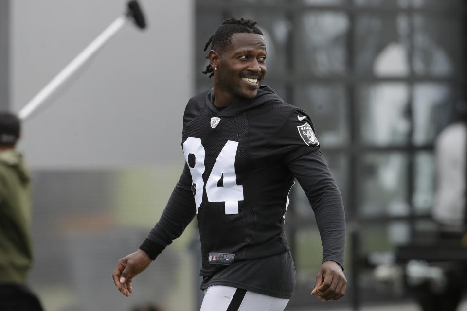 ARCHIVO - En esta foto del 20 de agosto del 2019, el jugador de los Raides de Oakland Antonio Brown sonríe antes de prácticas en Alameda, California. Brown fue dejado en libertad por los Raiders el sábado, 7 de septiembre del 2019.  (AP Foto/Jeff Chiu)