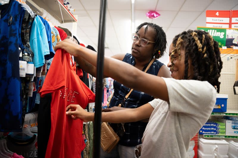 U.S. food retailer Family Dollar closes 1,000 stores