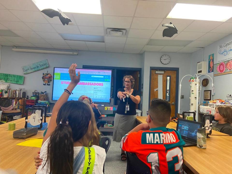 Pamela Caputo, maestra de Key Largo School, respondiendo las preguntas de su clase de quinto grado el lunes 23 de octubre de 2023. Caputo es una de los varios maestros que participan en el Programa de Alfabetización de los Everglades de Everglades Foundation, cuyo objetivo es enseñar a los alumnos la importancia de los Everglades en el ecosistema del estado.