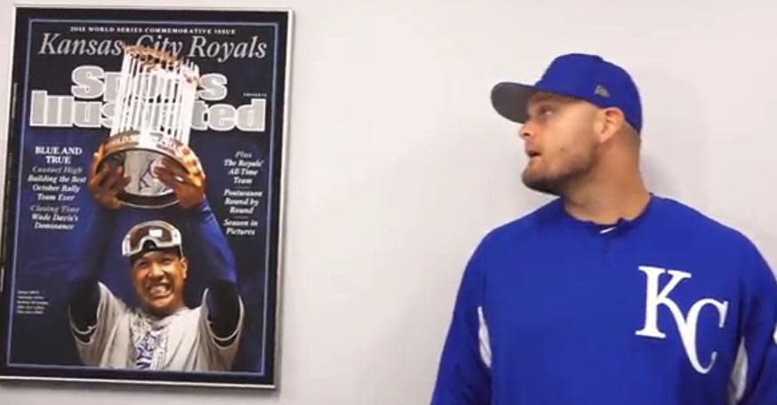 Lucas Duda checks out the framed Sports Illustrated cover commemorating the Royals 2015 World Series championship. (Royals)