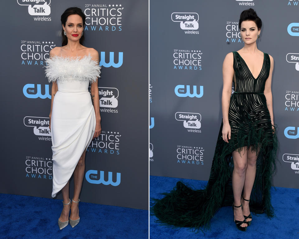 Angelina Jolie (l.) und Jamie Alexander erschienen bei den diesjährigen „Critics’ Choice Movie Awards“ in Feder-Outfits. (Bild: AP Photo)