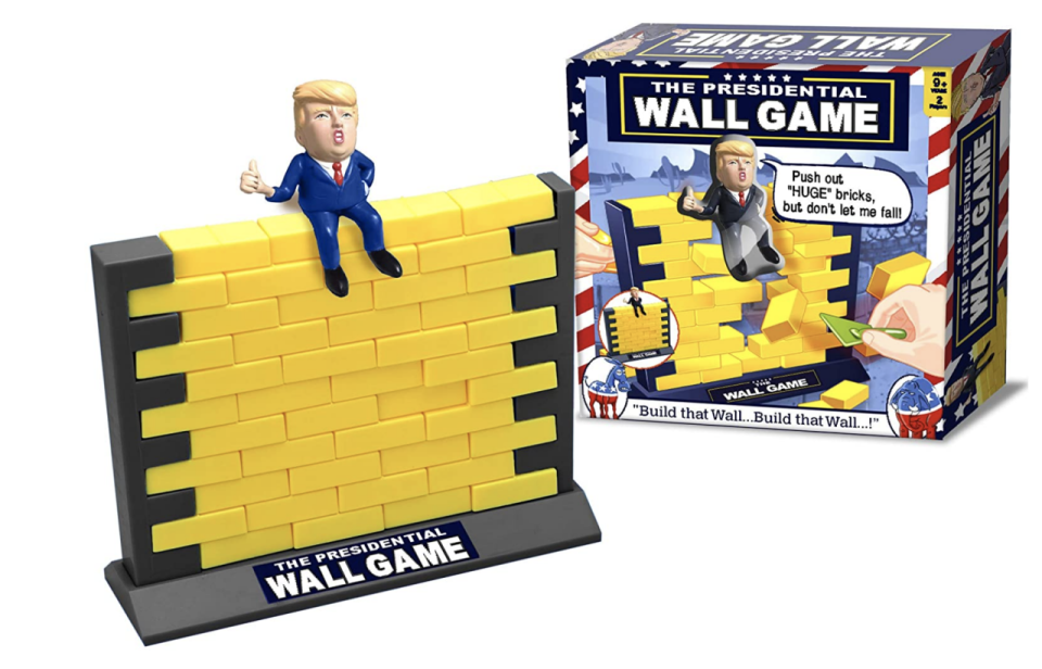 Trump Presidential Wall Game es un juego estilo Jenga en el que intentas no derribar a Donald Trump mientras quitas ladrillos de la pared. Fuente: Amazon