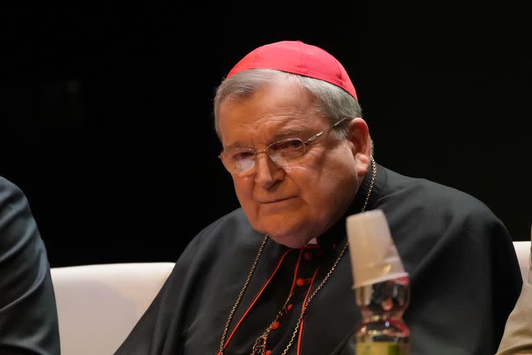 El cardenal Raymond Burke asiste al encuentro denominado 