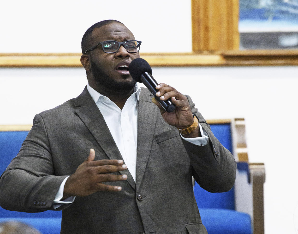 Botham Shem Jean leads worship at a Harding University reception in Dallas in 2017. (Photo: Jeff Montgomery / Harding University via AP)