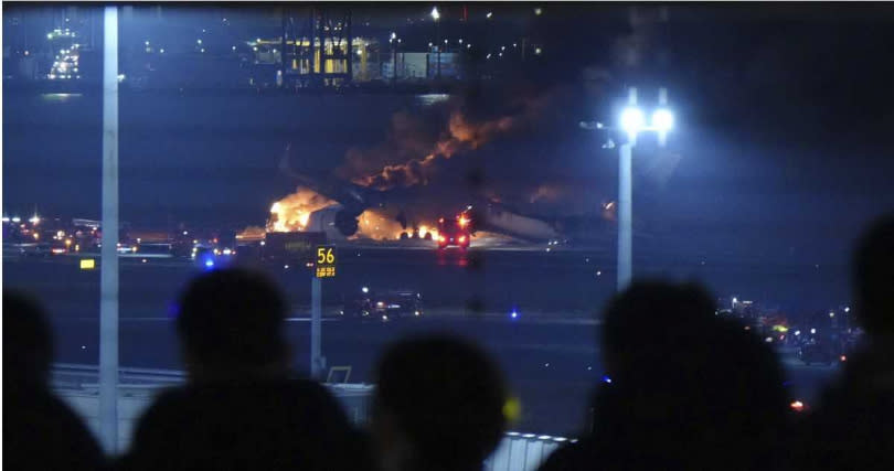 日航爆炸羽田機場跑道全關閉！乘客不能回家了。（圖／達志／美聯社）