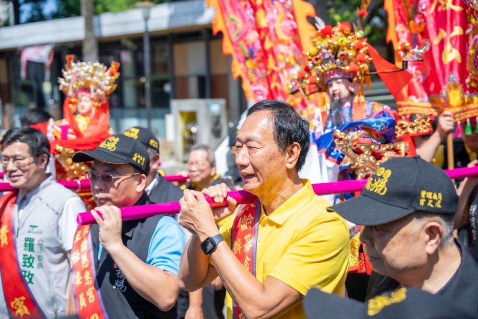 總統擬參選人郭台銘參加板橋慈惠宮神像入祀安座團拜。   圖：郭台銘競選辦公室/提供