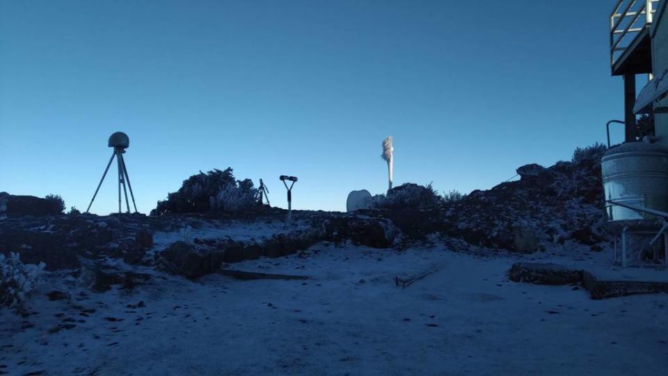 今玉山下雪，早上7時氣溫零下7.9度。(中央氣象署提供)