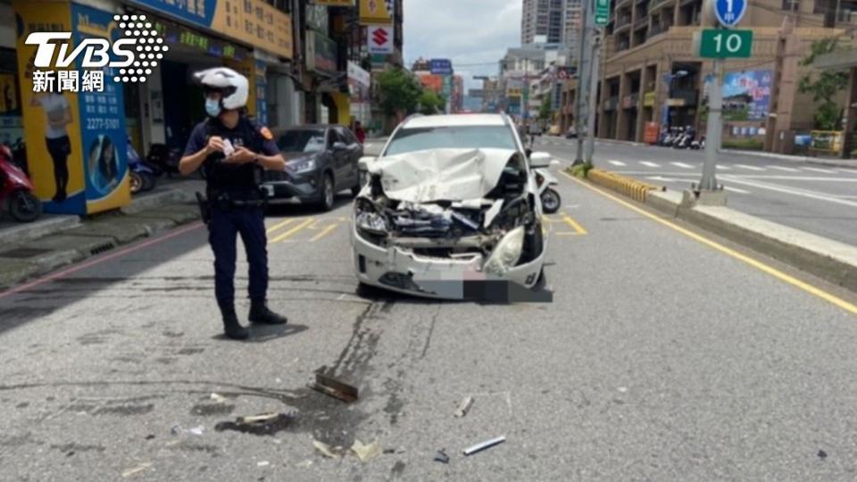 小轎車駕駛誤踩油門追撞貨車，警方到場處理。（圖／TVBS）