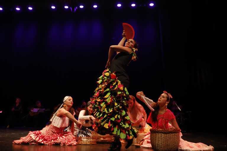 La variedad convierte a esta propuesta en una buena forma para que el espectador ingrese en el arte flamenco