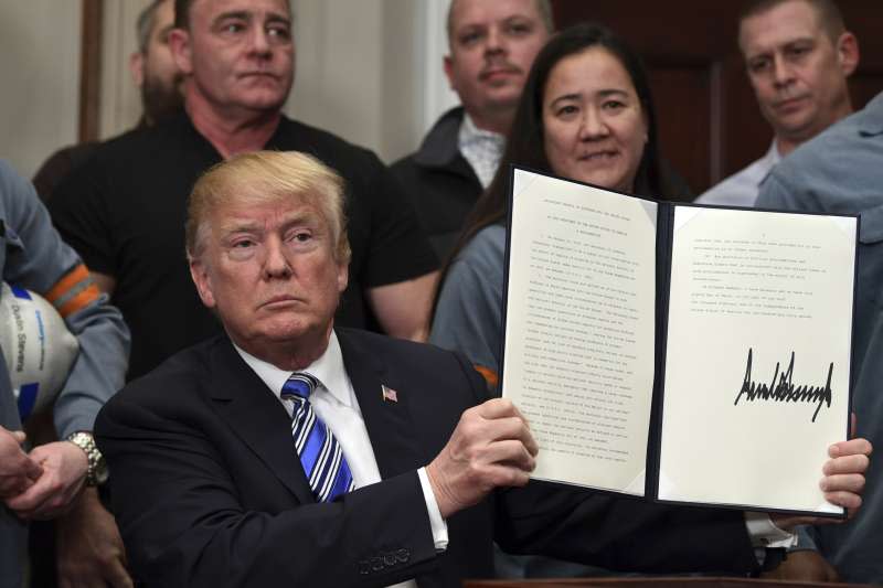 <cite>2018年3月8日，時任美國總統川普在白宮簽署公告並宣布，美國將對進口鋼鐵製品徵收25%的關稅，對進口鋁製品徵收10%的關稅。（AP）</cite>