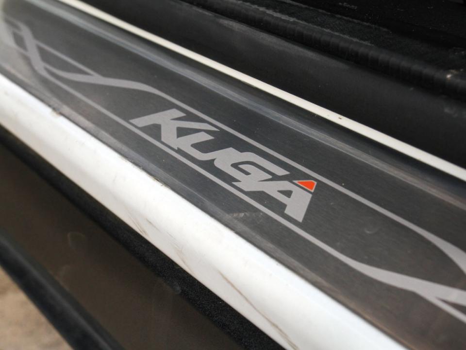 Kuga勁黑版於門檻加入印有Kuga字樣的勁極迎賓踏板。