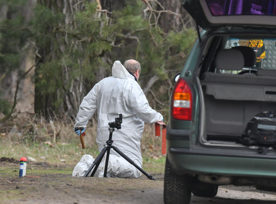 Ein Kriminaltechniker sichert Spuren auf dem Boden an einem Waldgebiet im Landkreis Oder-Spree im Fall der vermissten Rebecca. (Bild: Patrick Pleul/dpa-Zentralbild/dpa)