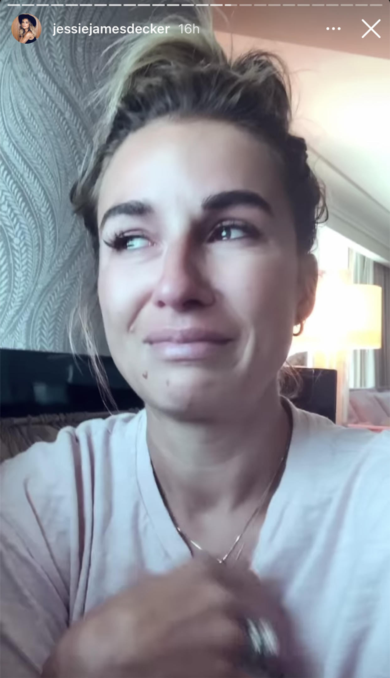 Jesse James Decker broke down in tears after reading a Reddit page devoted to criticizing her.  (jessiejamesdecker / Instagram)