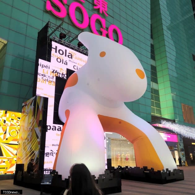 SOGO「復興館」前廣場，現場展出近十二米高巨兔。（記者李叔霖攝）