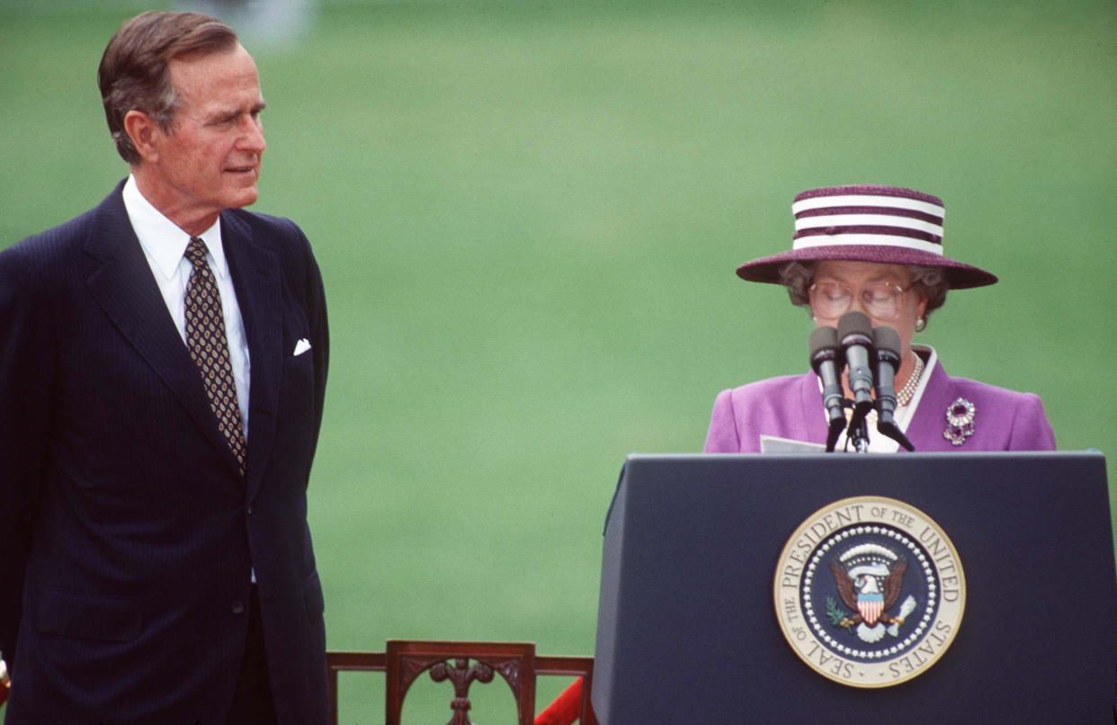 WASHINGTON, UNITED STATES - MAY 14:  Queen With President Bush On The White House Lawn In Washington, Dc  (Photo by Tim Graham Photo Library via Getty Images)