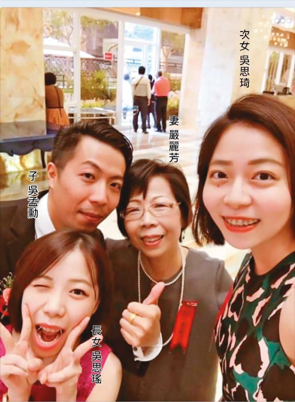 吳健榮與妻子嚴麗芳、兒子、媳婦和2個女兒，一家6口全都寄生市府任職。（翻攝嚴麗芳臉書）