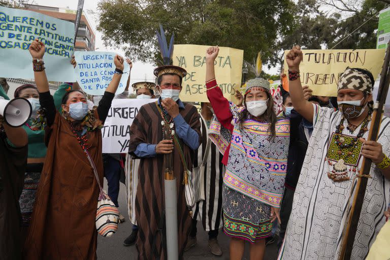 Protesta indígena amazónica frente al Ministerio de Justicia contra la invasión de sus territorios por narcotraficantes y por los títulos de propiedad de sus tierras en Lima, Perú, el miércoles 20 de octubre de 2021