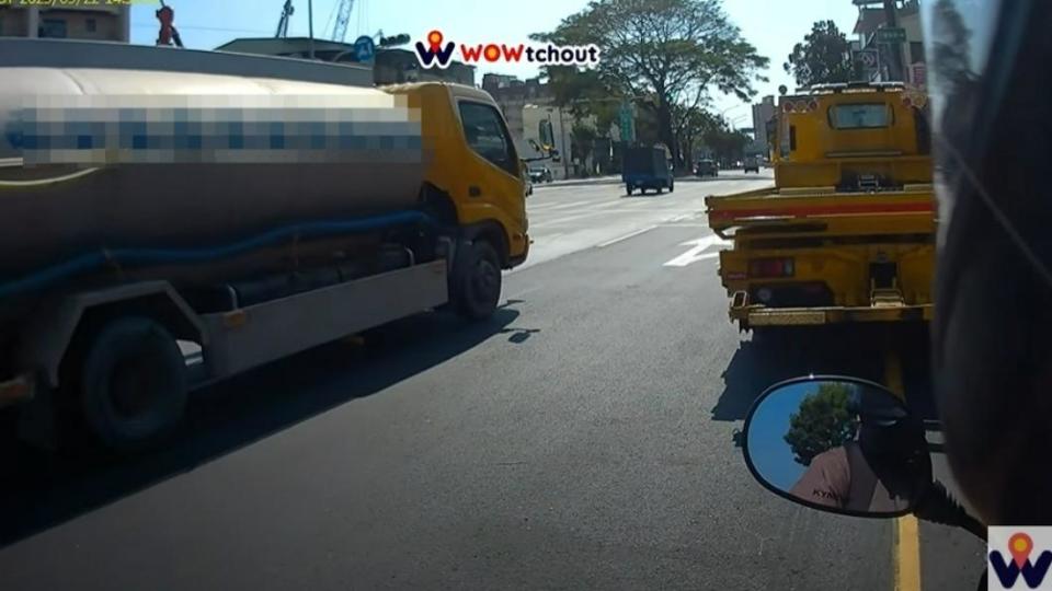 水車不斷向右貼近。（圖／翻攝自WoWtchout - 地圖型行車影像分享平台）