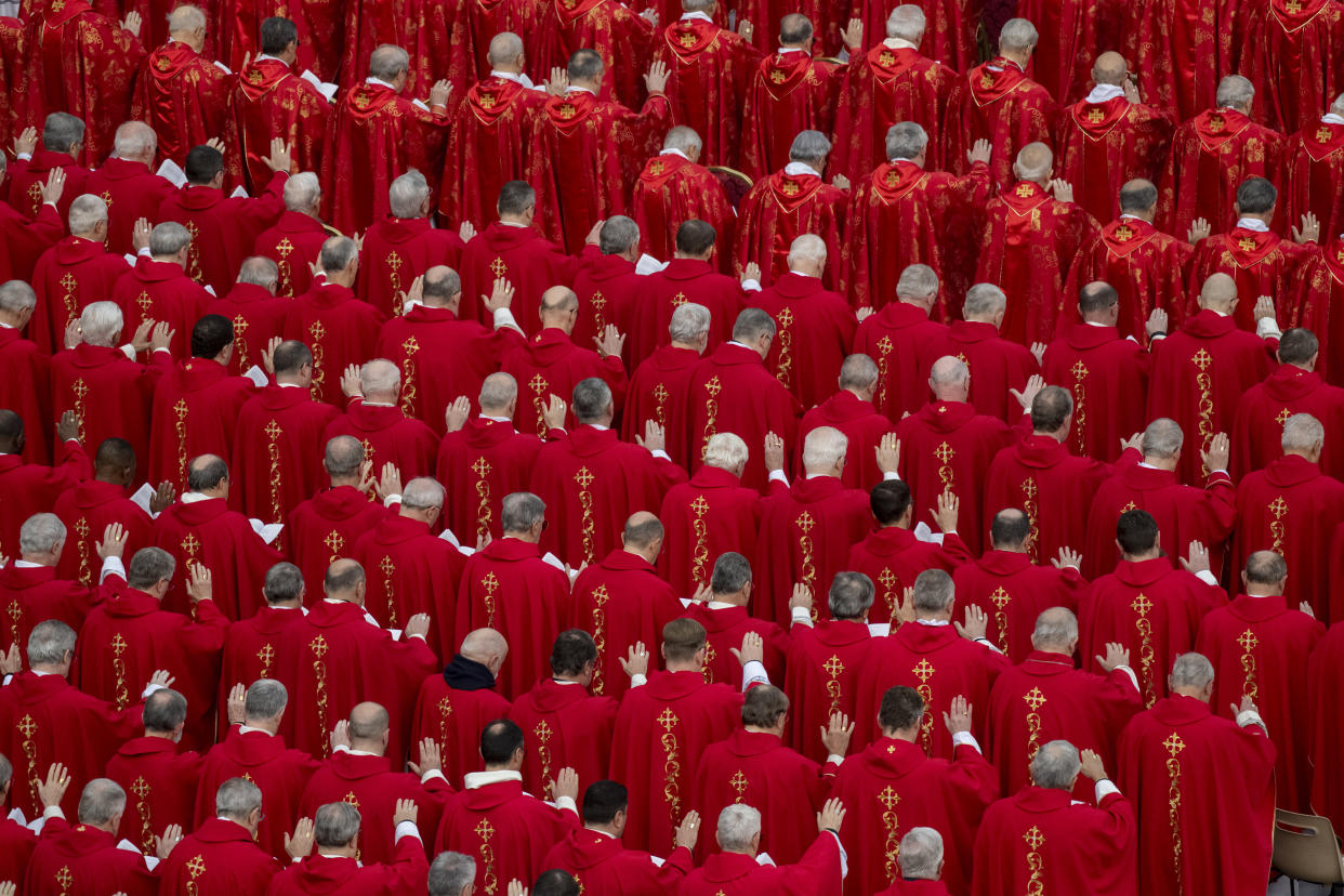 Arzobispos y cardenales durante los servicios funerarios del papa Benedicto XVI en la Basílica de San Pedro en Roma, Italia, el 5 de enero de 2023. (James Hill/The New York Times).