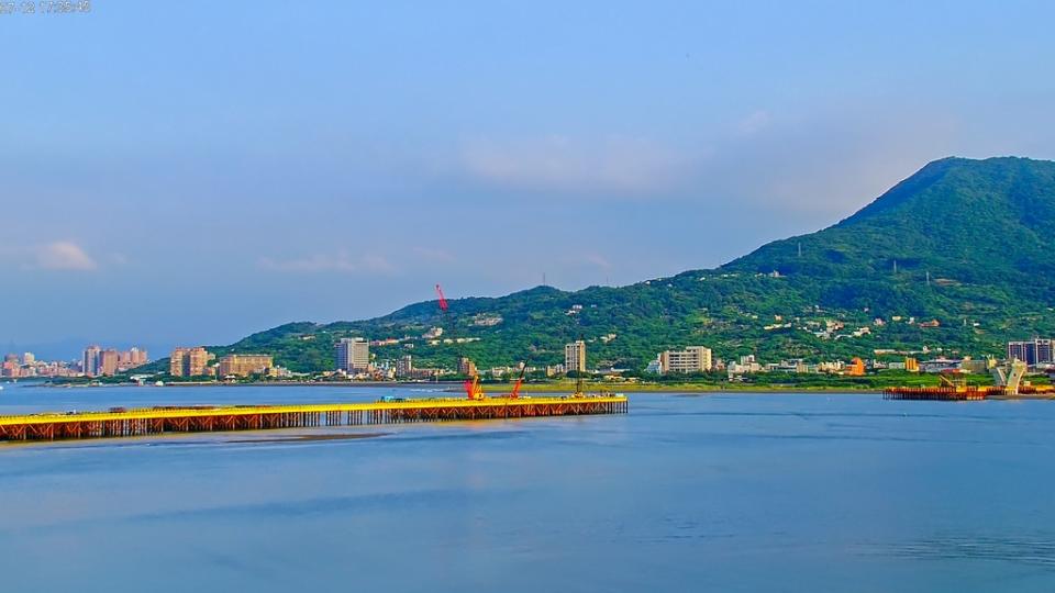 《圖說》預約未來淡水地標-淡江大橋興建中。〈觀旅局提供〉