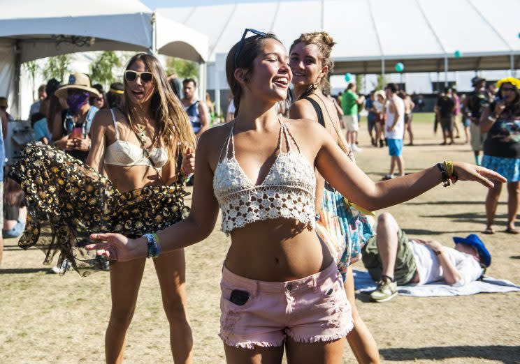 Ob im Häkeltop oder gleich nur im BH: Viele Festival-Looks zeigen viel Haut. (Bild: ddp Images)