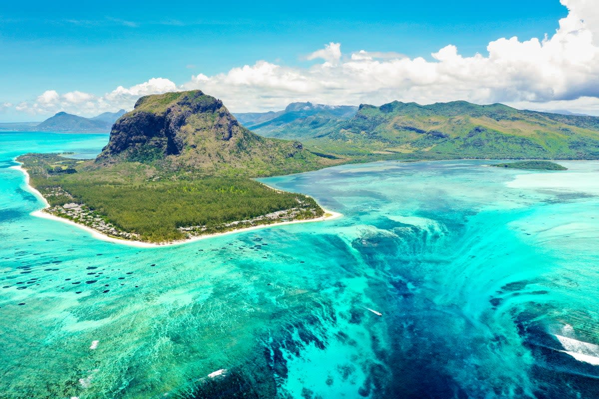 Le Morne Brabant mountain and underwater waterfall (Getty Images/iStockphoto)