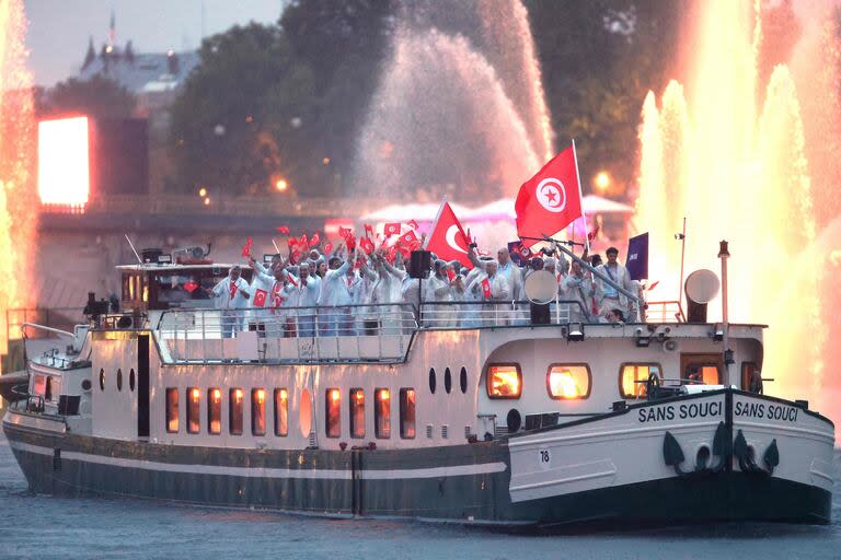 Los equipos de Túnez y Turquía son vistos en un barco por el río Sena durante la ceremonia