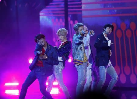 2017 American Music Awards – Show – Los Angeles, California, U.S., 19/11/2017 – BTS performs "DNA." REUTERS/Mario Anzuoni