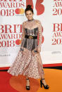 <p>En los premios de la música británica también vimos transparencias, como las del look de Anna Friel. ¡Suspendida! (Foto: EFE). </p>