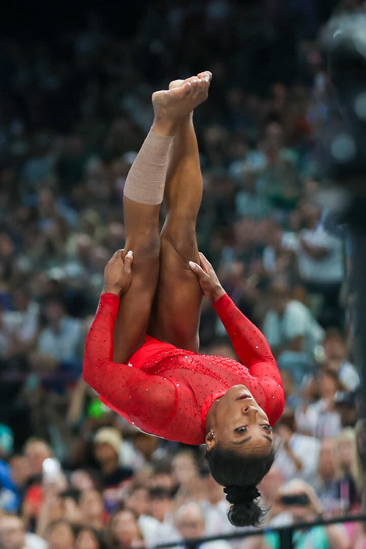 Una de las acrobacias con las que Simone Biles ganó el oro en París 2024