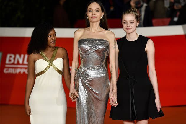 <p>Angelina Jolie entourée de ses filles Zahara et Shiloh dimanche soir à Rome pour la première du film «Les Eternels».</p>