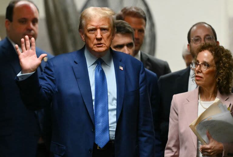 El expresidente estadounidense Donald Trump, con su abogada Susan Necheles (derecha), regresa después de una pausa en su juicio por supuestamente encubrir pagos de silencio relacionados con relaciones extramatrimoniales, en el Tribunal Penal de Manhattan en la ciudad de Nueva York, el 9 de mayo de 2024