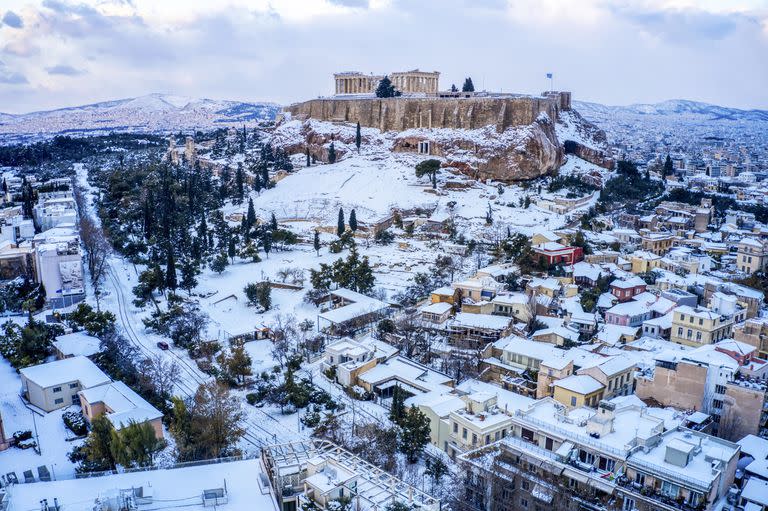 La antigua colina de la Acrópolis cubierta de nieve después de una fuerte nevada el martes 25 de enero de 2022