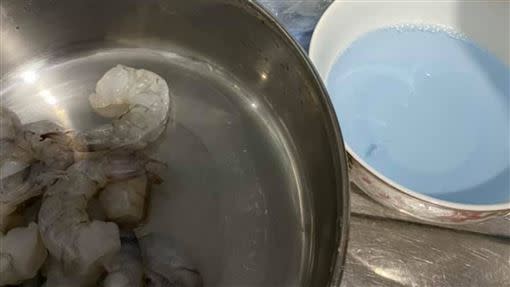 網友在解凍蝦仁時發現水呈現粉藍色。（圖／翻攝畫面）
