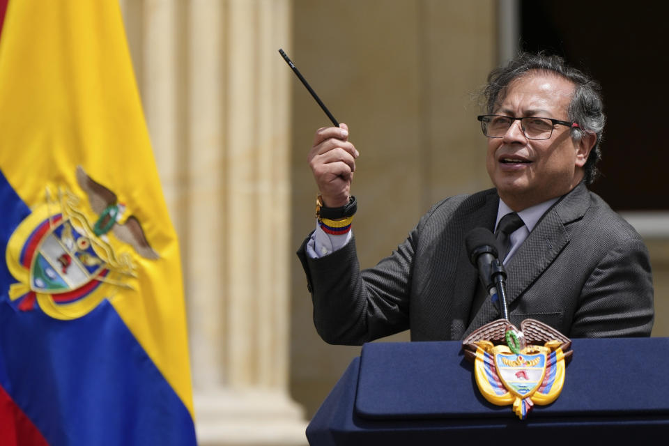 El presidente de Colombia, Gustavo Petro, habla durante la ceremonia con los equipos indígenas y militares que participaron en la búsqueda y rescate de los cuatro niños indígenas que sobrevivieron a un accidente de avioneta y estuvieron perdidos 40 días en las selva colombiana, en una ceremonia en Bogotá, Colombia, el lunes 16 de junio de 2023. (AP Foto/Fernando Vergara)