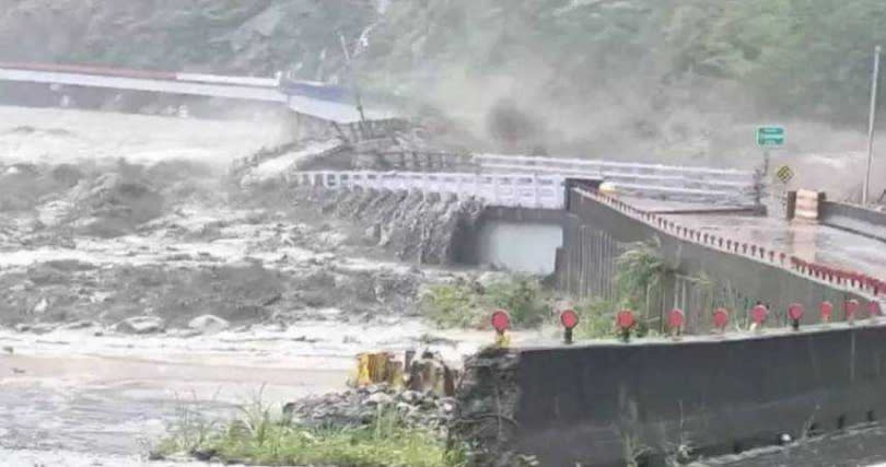 明霸克露橋日前遭溪水沖斷。（圖／高雄市政府水利局官網）