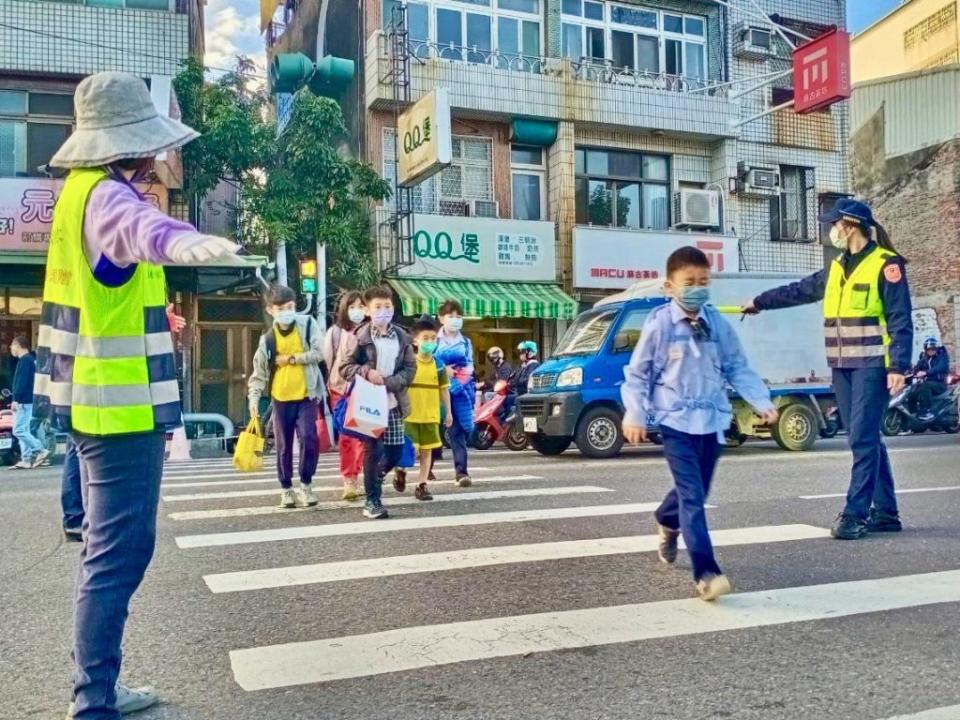 因應開學日，南市警方啟動護童專案，針對各國中小校園編排交通疏導與安全維護工作。(讀者提供)