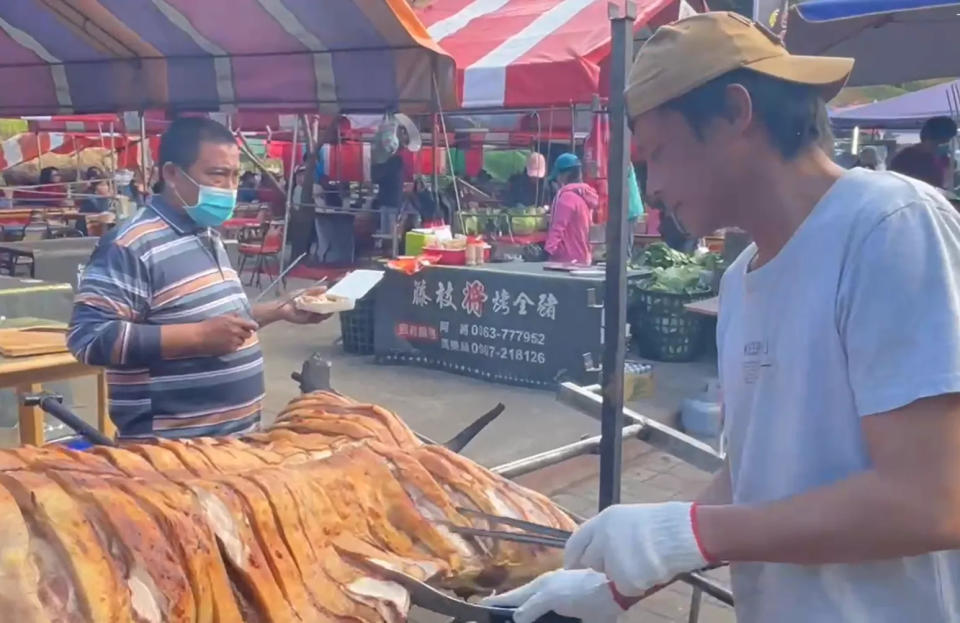 <strong>一旁的原住民特色市集提供各種特色美食。（圖／中天新聞）</strong>