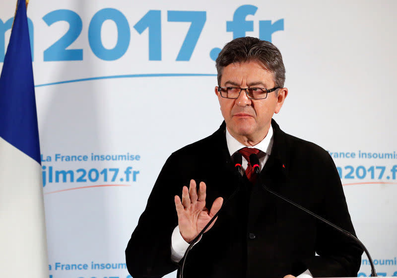 Bien qu'éliminé dès le premier tour de la présidentielle, Jean-Luc Mélenchon a confirmé dimanche la dynamique observée autour de sa candidature ces dernières semaines et s'impose désormais comme un acteur incontournable de la recomposition à gauche face à un Parti socialiste laminé. /Photo prise le 23 avril 2017/REUTERS/Stéphane Mahé