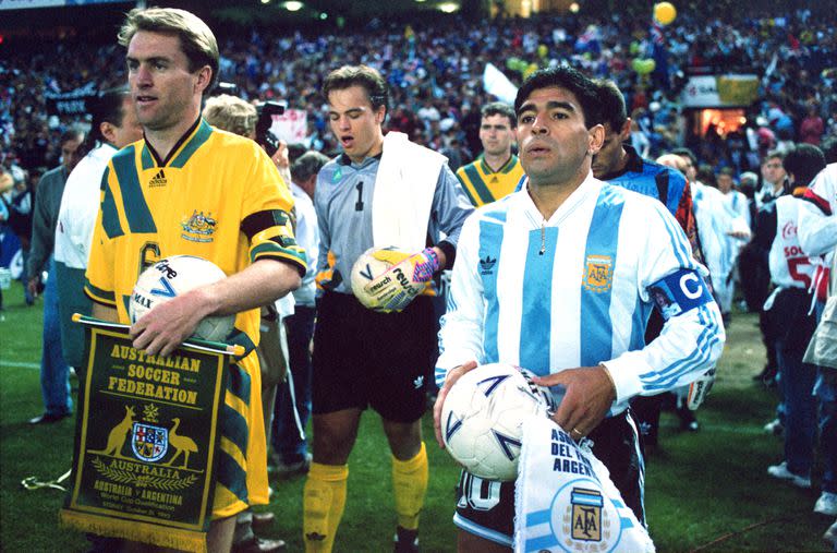 El capitán argentino Diego Maradona entra a la cancha junto al capitán australiano Paul Wade, en el partido de Repechaje jugado el 31 de octubre de 1993 en Sydney