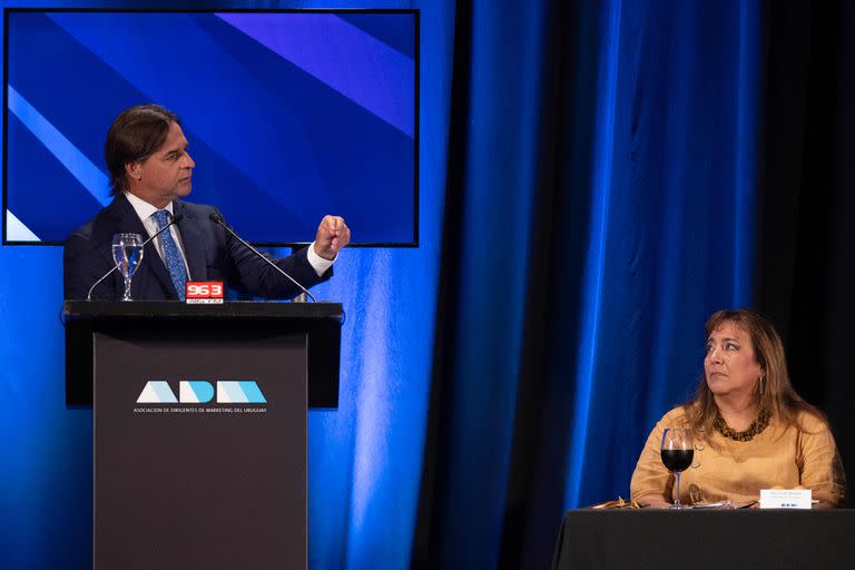 El presidente uruguayo, Luis Lacalle Pou, junto a la ministra Irene Moreira, en Montevideo el 15 de marzo pasado. (Pablo PORCIUNCULA / AFP)