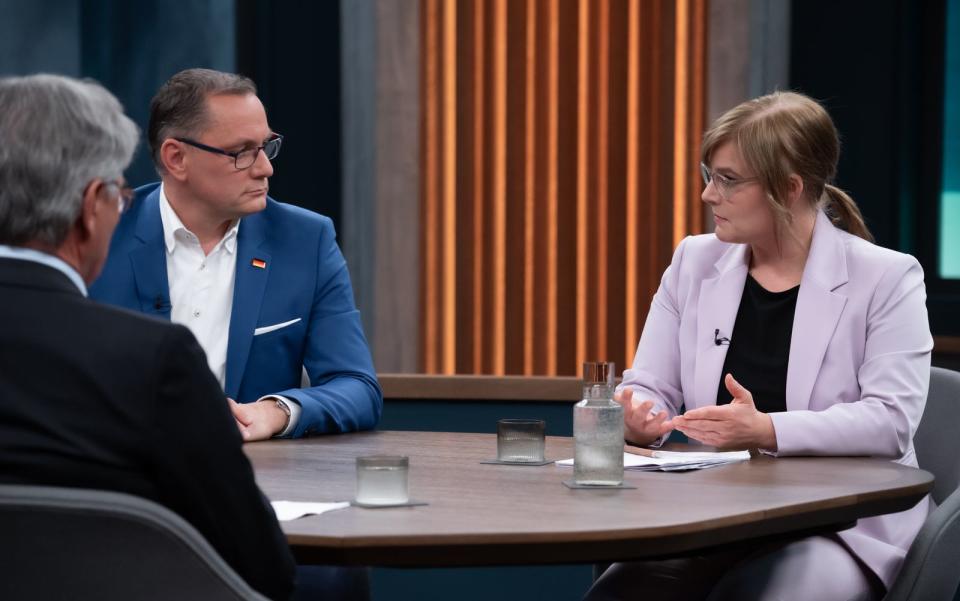 Nadine Lindner hätte Tino Chrupalla gerne noch mehr entgegnet, doch dann war die Sendung zu Ende. (Bild: ARD / Thomas Ernst)