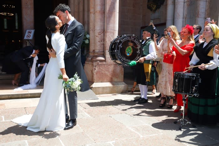 El romántico beso de los novios