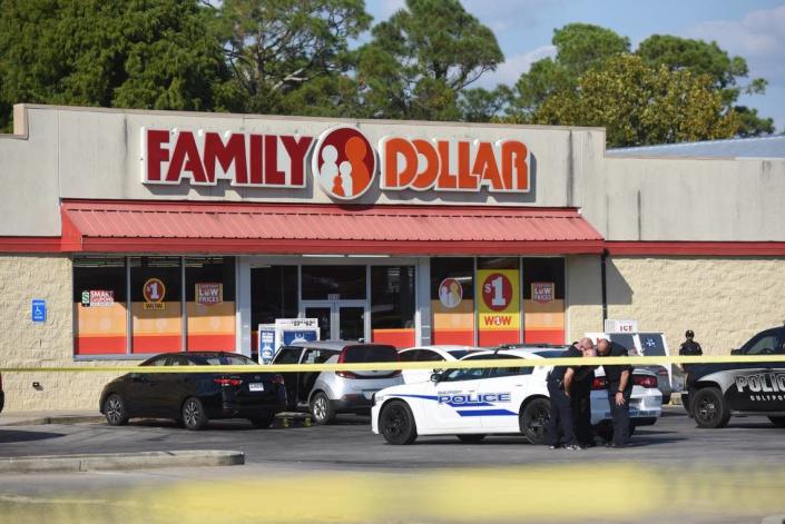 Une bande de scène de crime entoure la scène d'un officier impliqué en train de tirer sur Family Dollar sur Pass Road à Gulfport.