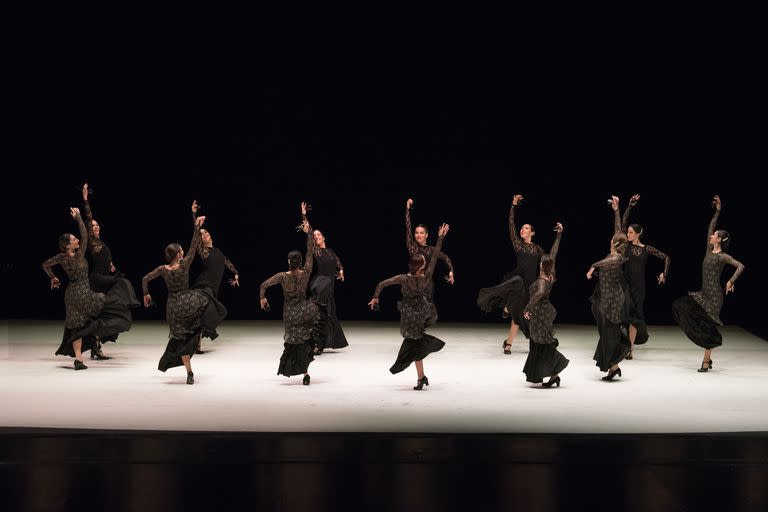 Giros, zapateos y castañuelas del Ballet Al-Andalus, en un homenaje a su maestra Sibila