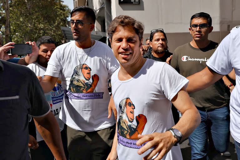 El gobernador Axel Kicillof sale de la sede de Madres de Plaza de Mayo