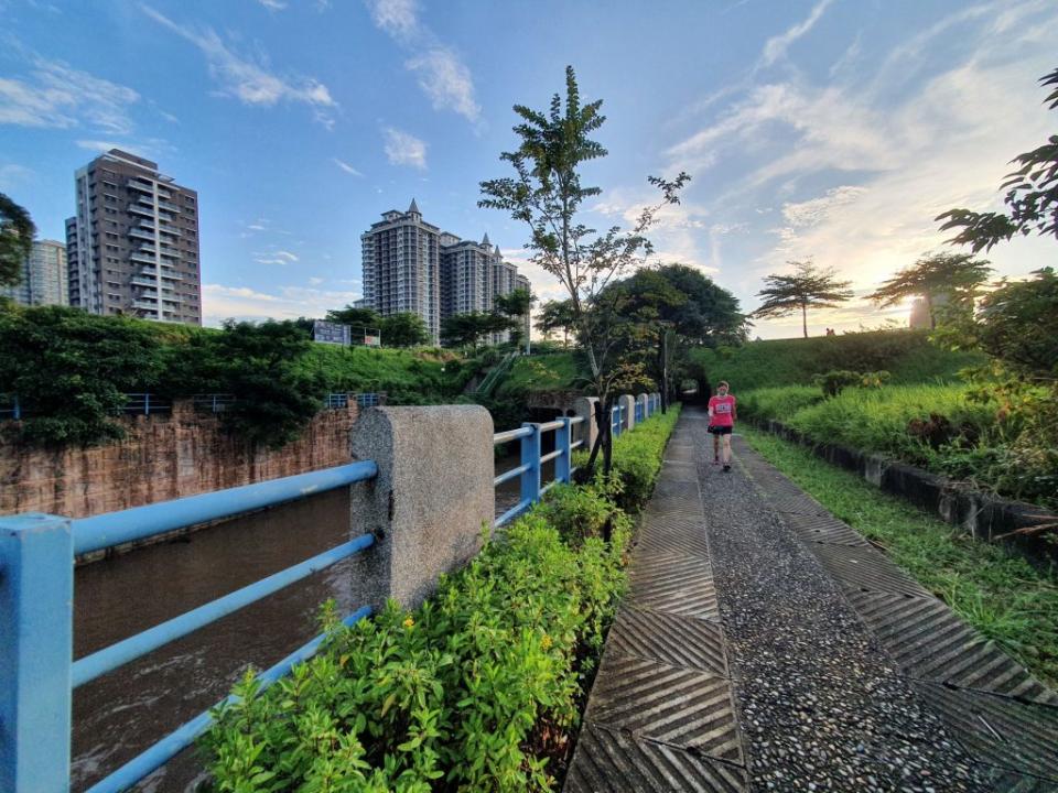 公司田溪景觀廊道種植四季開花灌木及喬木，將溪畔沿岸步道營造為生態、視覺、嗅覺及四季景觀變化的廊道空間。(新北市景觀處提供)