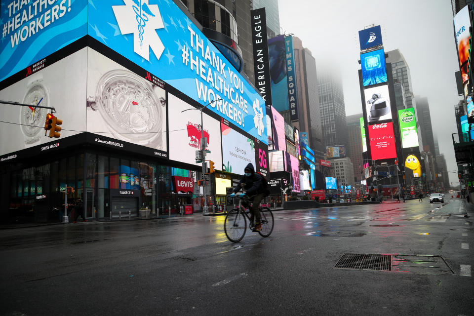 Un hombre en bicicleta cruza por un Times Square prácticamente vacío. (Foto: Tayfun Coskun / Anadolu Agency / Getty Images).